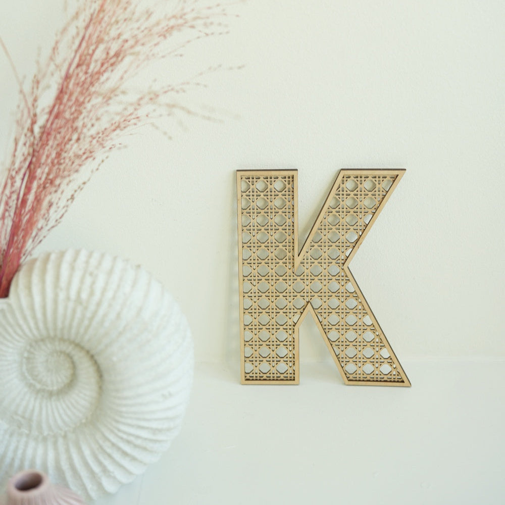 dekoracje dziecięce
dekoracje do pokoju
drewniane dekoracje
zabawki drewniane
literki ratanowe
naturalne dekoracje do pokoju dziecięcego
styl boho w pokoju dziecięcym
personalizowane dekoracje dla dzieci
dekoracje na półkę dla dzieci
przyjazne dla dzieci materiały dekoracyjne