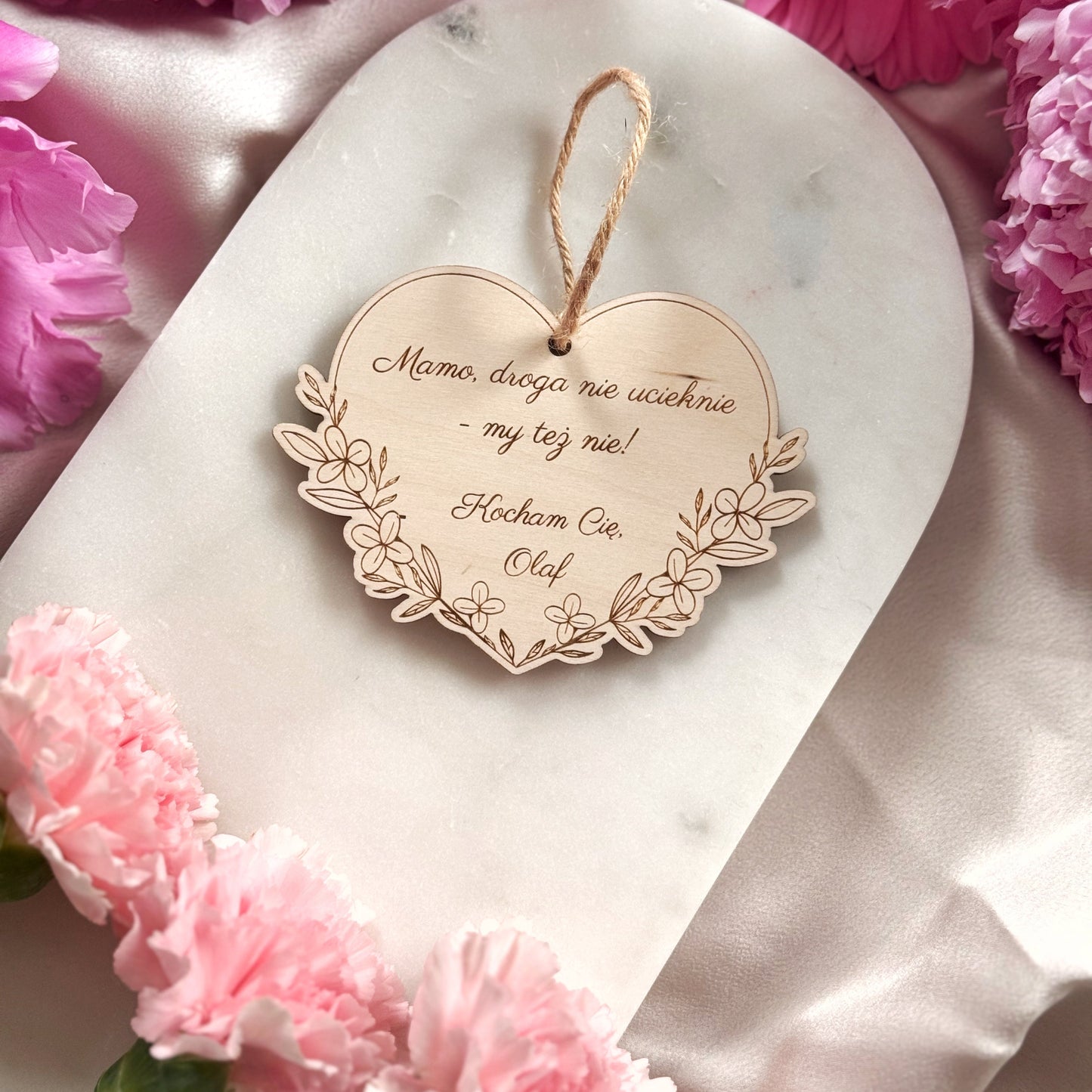 Personalizowana zawieszka
Zawieszka do samochodu
Dzień Mamy
Prezent dla mamy
Grawerowana zawieszka
Sklejka
Napisy dla mamy
Bezpieczna jazda
Kocham Cię
Osobisty prezent
Wymiary 10x8 cm
Dekoracja samochodu
Urodziny mamy
Wyjątkowy prezent