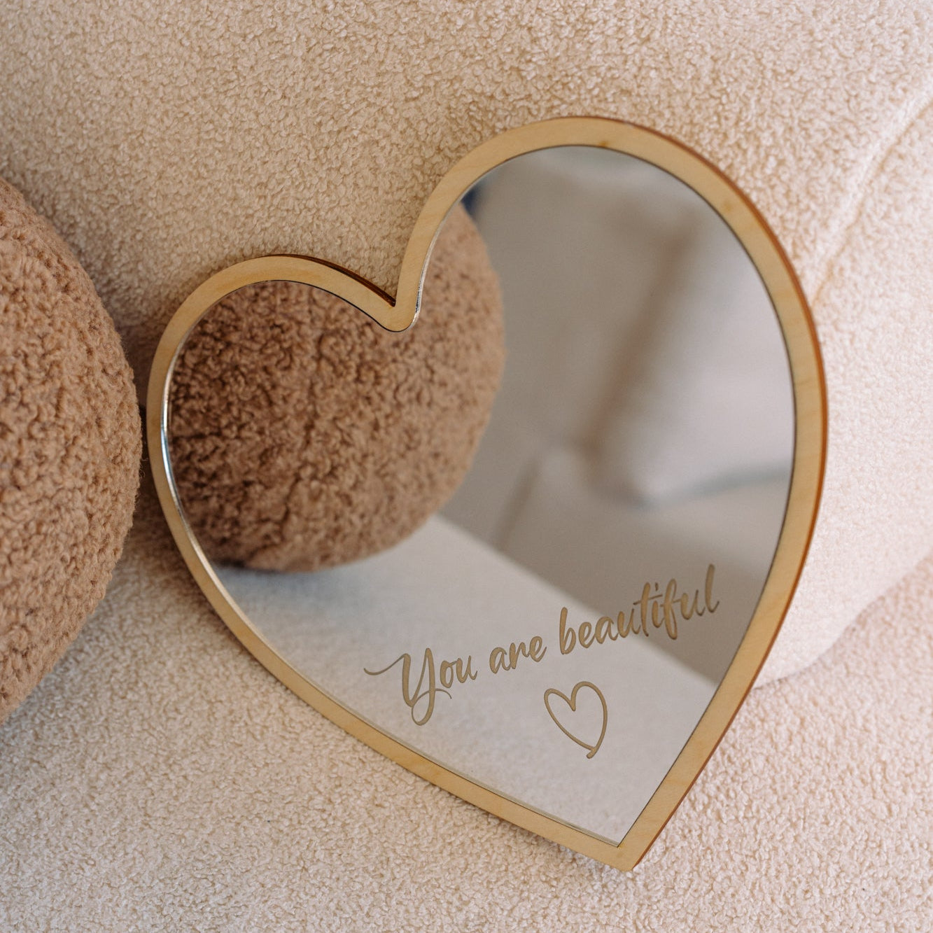 lusterko w kształcie serca 29x32,5 cm
personalizowane lustro z grawerem 2025
nietłukące lustro z napisem inspiracyjnym
ręcznie robione dekoracje do sypialni
polskie rękodzieło artystyczne
duże lustro ścienne z przesłaniem
nowoczesne lustro z grawerem laserowym
prezent dla niej z cytatem
unikalne dodatki do łazienki
lustro „You are beautiful”