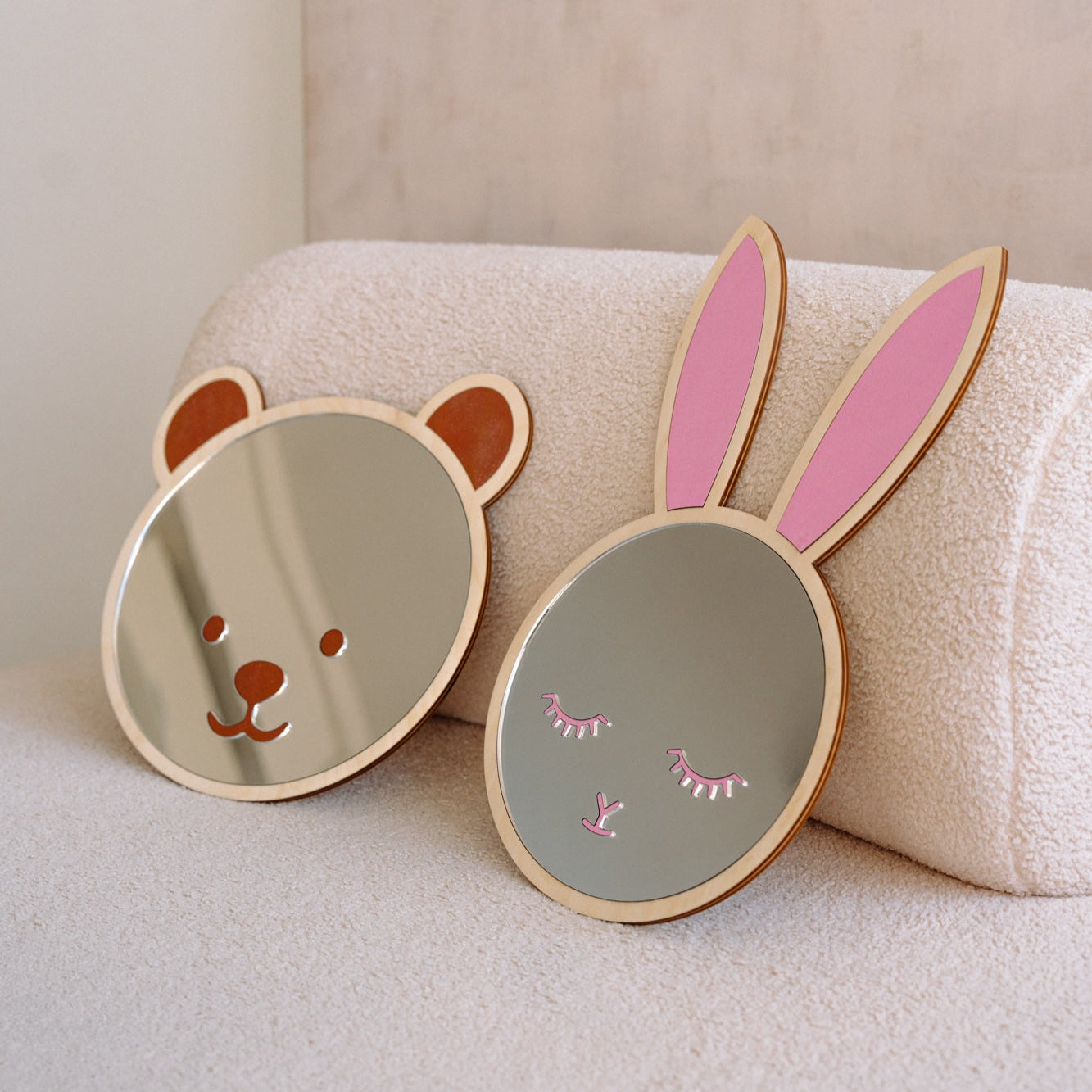 lustro w kształcie królika
drewniane dekoracje dziecięce
ręcznie robione lusterko
naturalne materiały dla dzieci
unikalne akcesoria do pokoju dziecięcego
lusterko z drewna
polskie rękodzieło dla dzieci
dekoracje do pokoju niemowlaka
ekologiczne zabawki i dekoracje
bezpieczne lusterka dla dzieci