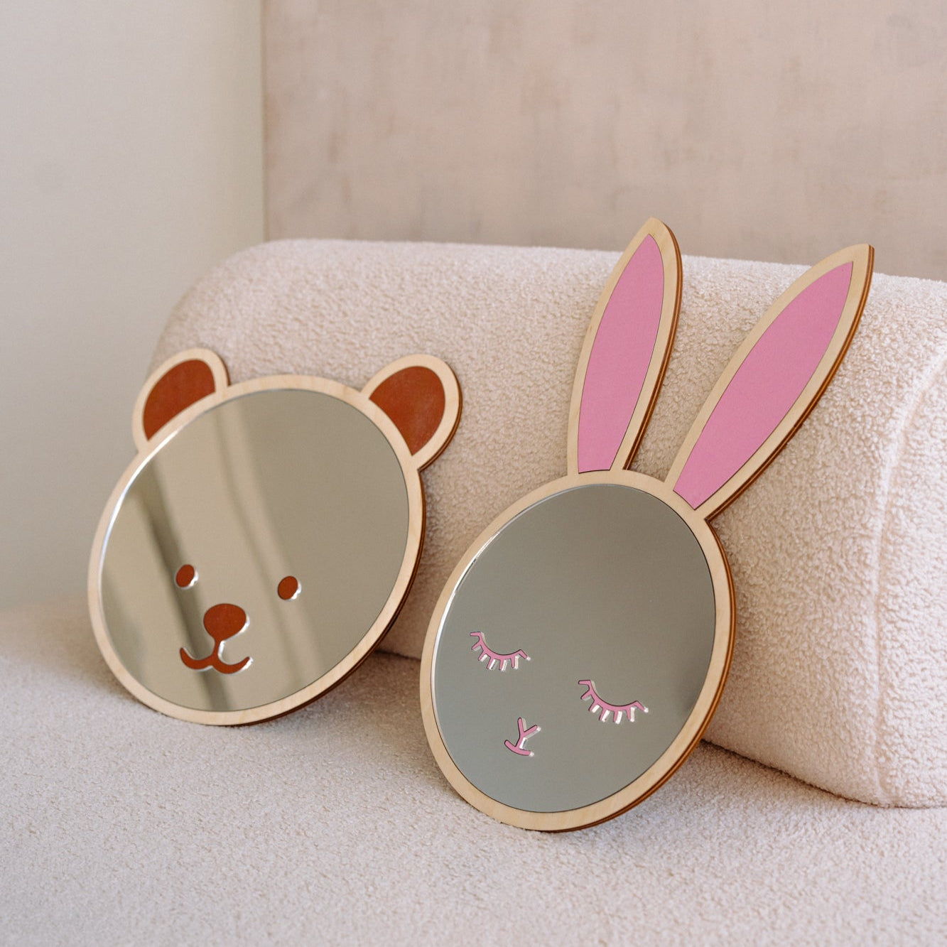 lusterko w kształcie misia
ręcznie robione dekoracje dziecięce
bezpieczne lusterko do pokoju dziecka
designerskie akcesoria drewniane 2025
polskie rękodzieło dla dzieci
dekoracje do pokoju dziecięcego
nietłukące się lusterko ścienne
unikalne dodatki do pokoju
zabawki edukacyjne z drewna
nowoczesne lusterko dla dzieci