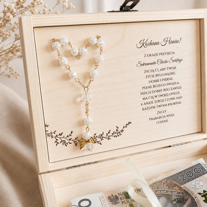 Personalizowane drewniane pudełko na pieniądze z różańcem na Chrzest Święty