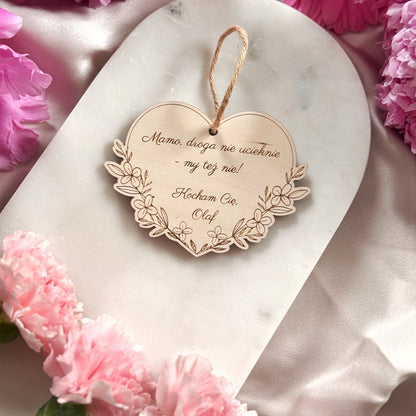 Personalizowana zawieszka
Zawieszka do samochodu
Dzień Mamy
Prezent dla mamy
Grawerowana zawieszka
Sklejka
Napisy dla mamy
Bezpieczna jazda
Kocham Cię
Osobisty prezent
Wymiary 10x8 cm
Dekoracja samochodu
Urodziny mamy
Wyjątkowy prezent
