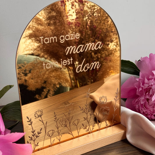 #Lustro #ZłotaPlexi #WygrawerowaneKwiaty #PersonalizowanyPrezent #DekoracjaWnętrz #TamGdzieMamaTamJestDom #EleganckaOzdoba #RodzinneWartości #DzieńMatki #PrezentDlaMamy #StylowaDekoracja #Lustra #Rękodzieło #UnikalnyStyl #PrezentNaUrodziny