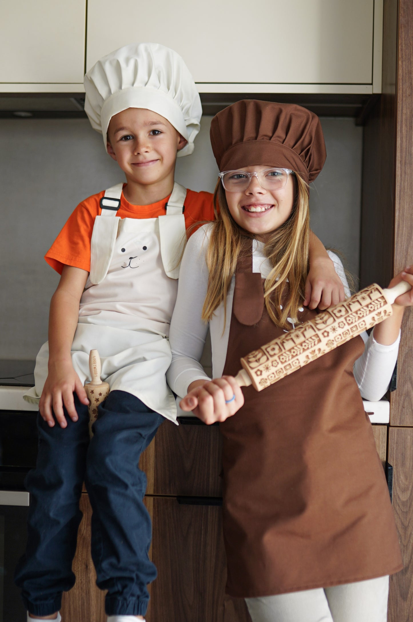 APRON AND HAT SET brown with appliqué